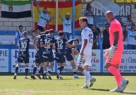 Los jugadores del Coria celebran el gol de Margallo.
