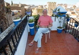 El cantautor y promotor musical Paco Martín en la terraza de su casa, en la muralla de Cáceres.