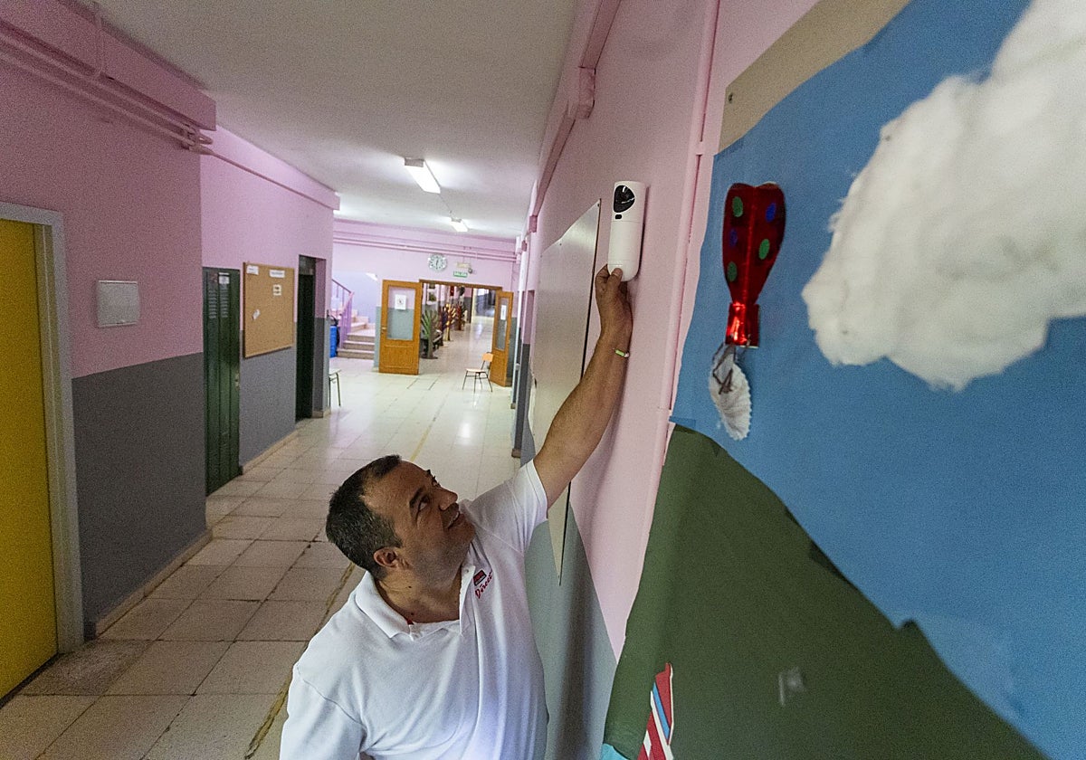 Un técnico de la empresa de seguridad instalando una cámara este martes en uno de los pasillos de Proa.