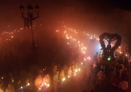 El Cristo de las Misericordias es portado entre antorchas por la plaza de España.