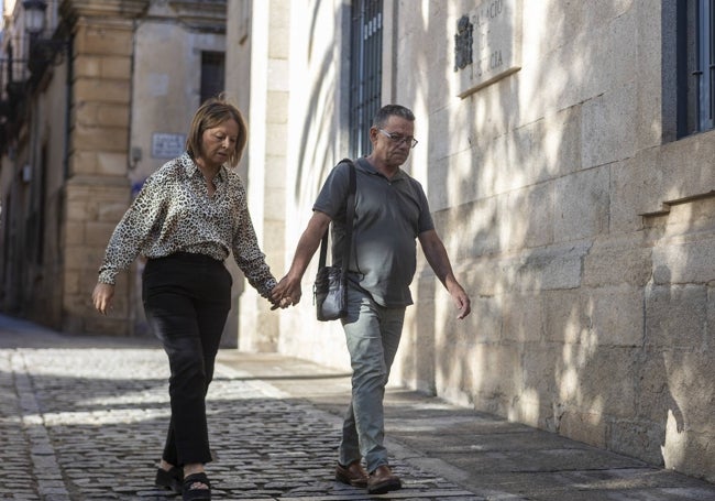 Emilia Chavero, la hermana de Manuela, junto a su marido, a su llegada al TSJEx, en Cáceres.