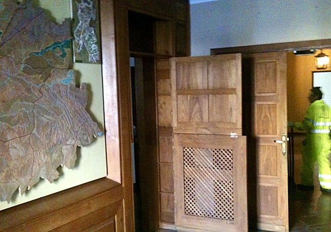 Interior de la antigua sede de Carreteras con un mapa en una de sus paredes durante el traslado de enseres en 2012.