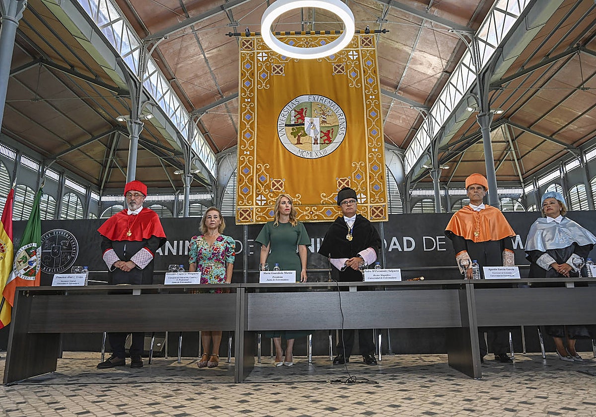 La presidenta María Guardiola y el rector Pedro Fernández, en el centro, durante el acto de esta mañana en Badajoz.