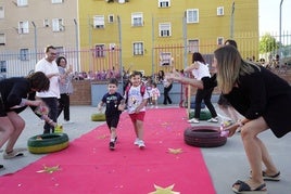 Alumnos del colegio Luis Vives de Badajoz, recibidos con una alfombra roja este miércoles.