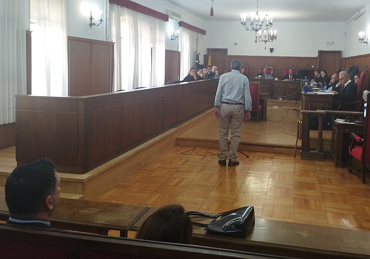 El exalcalde de Usagre se dirige al tribunal en el turno de la última palabra.