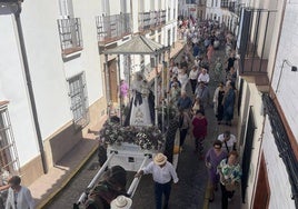Imagen de la Virgen de Tentudía a su paso por la calle Primero de Mayo.