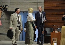 La consejera de Hacienda, flanqueada por el consejero de Economía y el portavoz del PP.