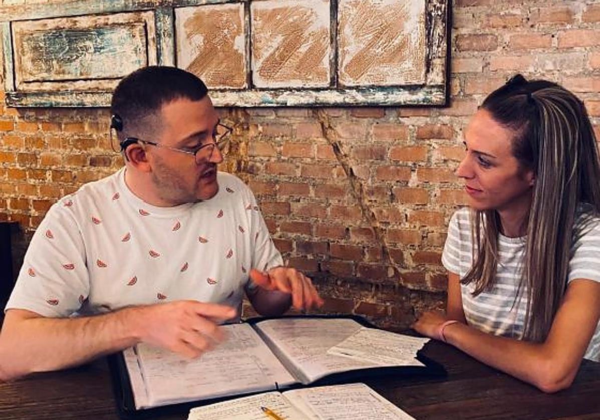 El director, guionista y productor sordo Domingo Pisón en los ensayos con Marta de la Jara, actriz sorda trujillana.