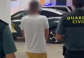 Un momento del arresto del hombre por parte de agentes del Puesto de Montehermoso.
