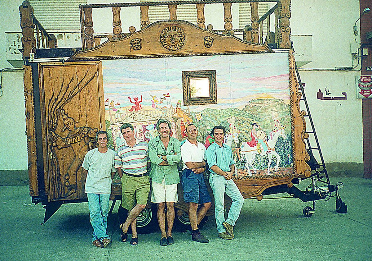 El carro de cómicos original con cinco actores que pasaron por él en una foto de 1995.