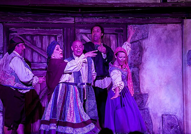 Una representación reciente sobre el carro de cómicos de la compañía cacereña De Amarillo Producciones.