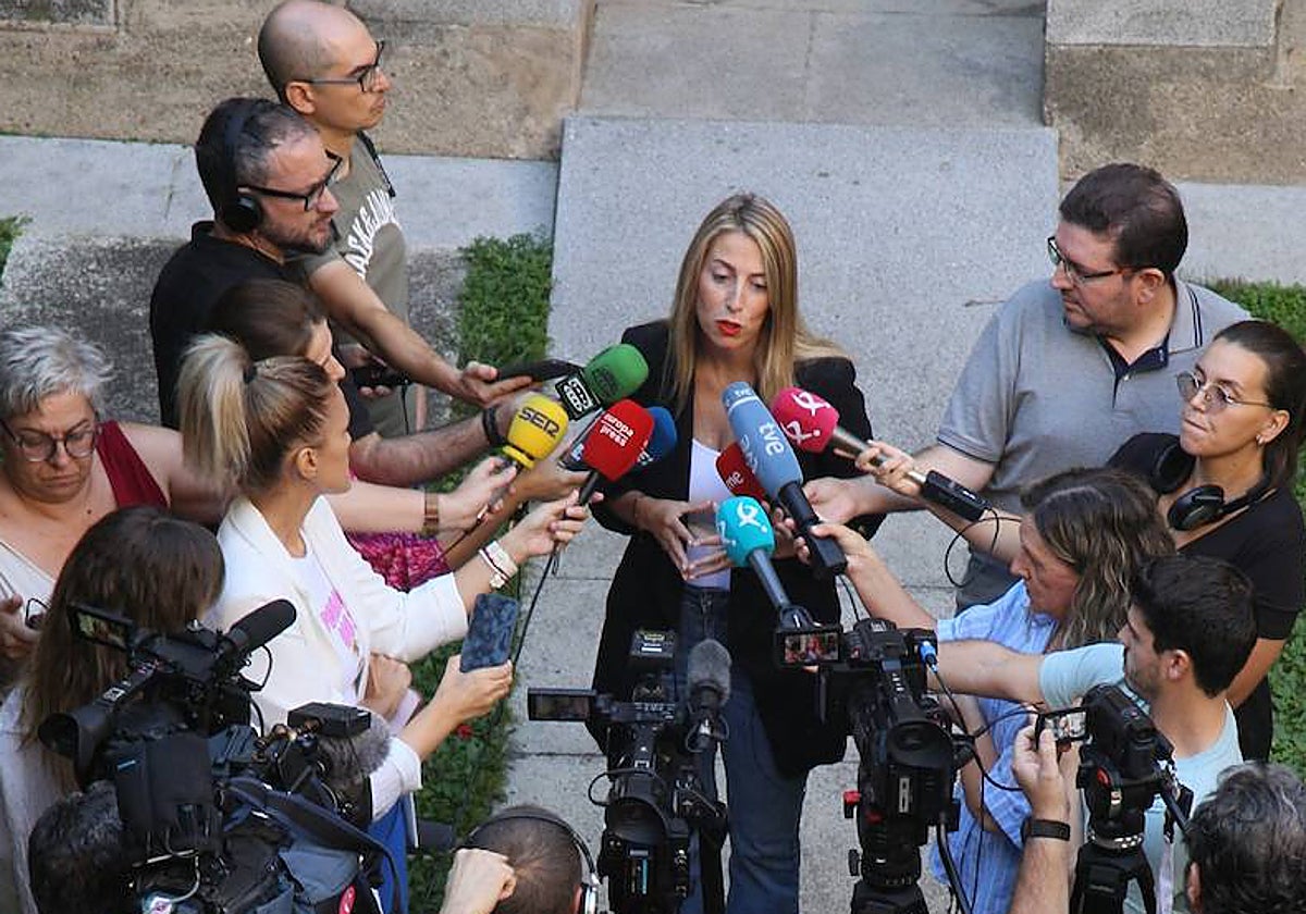 La presidenta de la Junta, María Guardiola, en su comparecencia ante los medios.