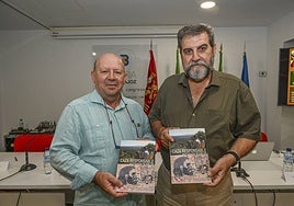 Juan Ignacio Rengifo y Sebastián Hidalgo con el libro editado por la UEx 'Caza responsable en el horizonte del siglo XXI'.
