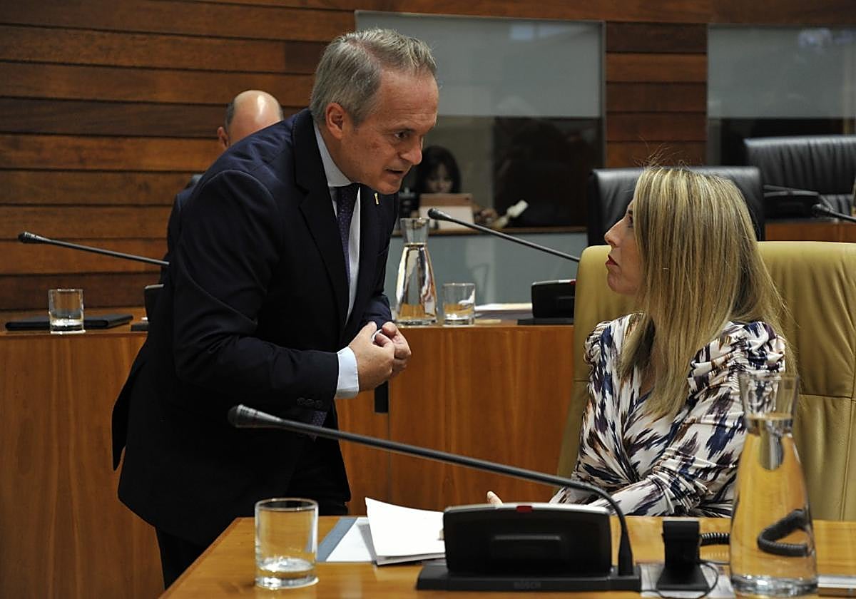 Manuel María Guardiola habla con el consejero Martín Castizo en el pleno de la Asamblea de este jueves