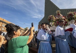 Momento de la salida, este sábado, de la patrona desde el centro pastoral Jesús Obrero para iniciar su su recorrido por Aldea Moret.