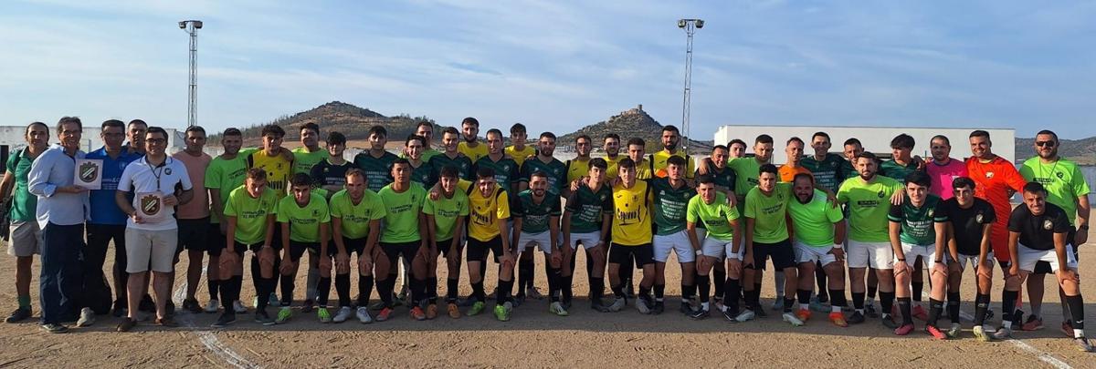Imagen principal - Arriba, equipos absoluta del C.F. Alconchel y el A.D.C. Villanueva del Fresno, durante el V Trofeo de Fútbol Fiestas del Cristo de Alconchel. Abajo, a la izquierda, participantes en ruta senderista a la ermita de la Esperanza. A la derecha, imagen del Nazareno, durante el triduo en su honor.