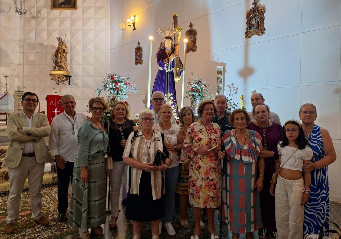 Imagen principal - Arriba, nuevos/as hermanos/as de la Cofradía de la Santa Cruz a las que se les impuso la medalla de la Hermandad este año. Abajo, Jaime Ruiz Peña durante la conferencia que impartió en el Museo de Historia Local y después en el primer pregón de las Fiestas del Cristo.