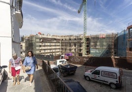 Vista general del edificio de nueva construcción del hotel Palacio de Godoy en una imagen captada desde la calle Zapatería.