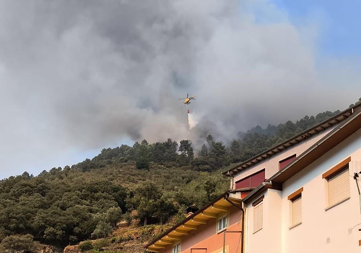 Helicóptero que ha participado en las labores de extinción.