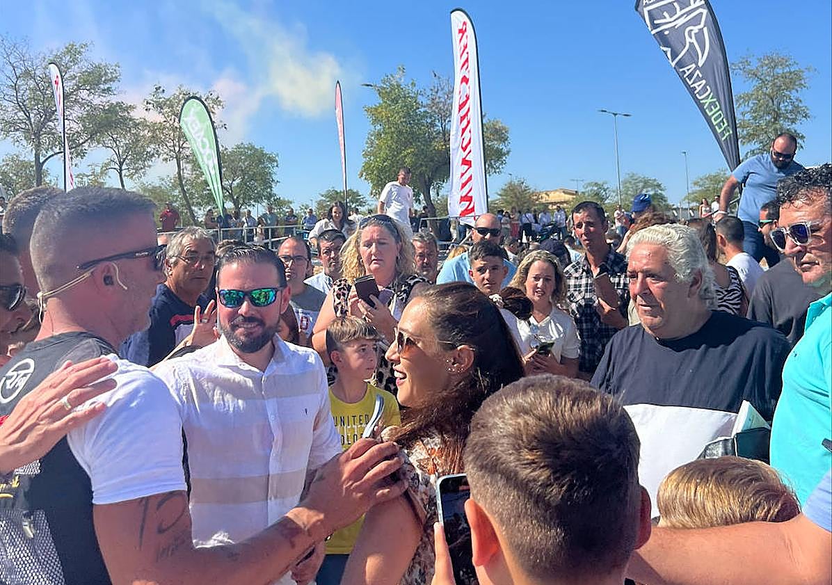 Imagen principal - Cientos de aficionados han acudido esta mañana a Badajoz presenciar en primera persona la exhibición del tirador italiano, Rainero Testa