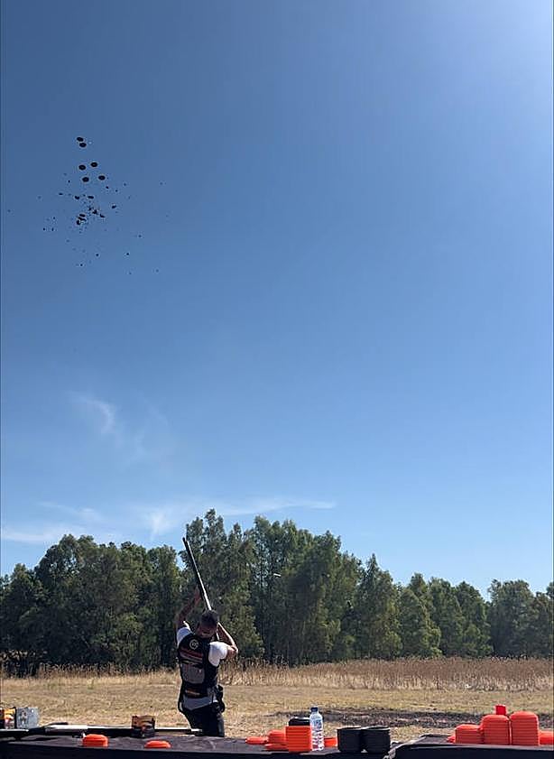 Imagen secundaria 2 - Cientos de aficionados han acudido esta mañana a Badajoz presenciar en primera persona la exhibición del tirador italiano, Rainero Testa