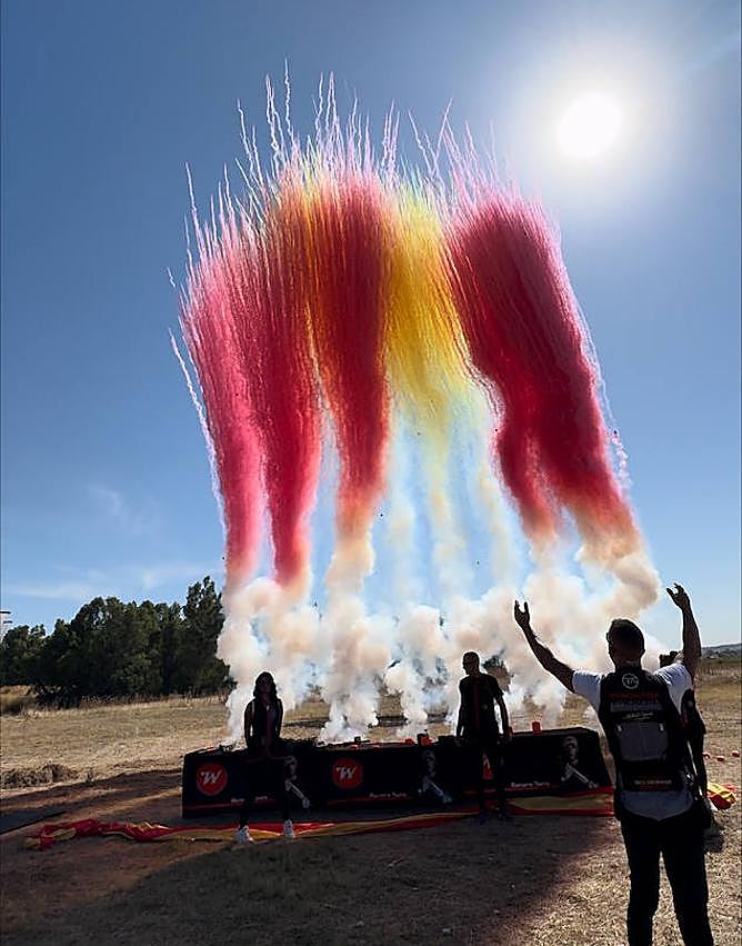 Imagen secundaria 1 - Cientos de aficionados han acudido esta mañana a Badajoz presenciar en primera persona la exhibición del tirador italiano, Rainero Testa