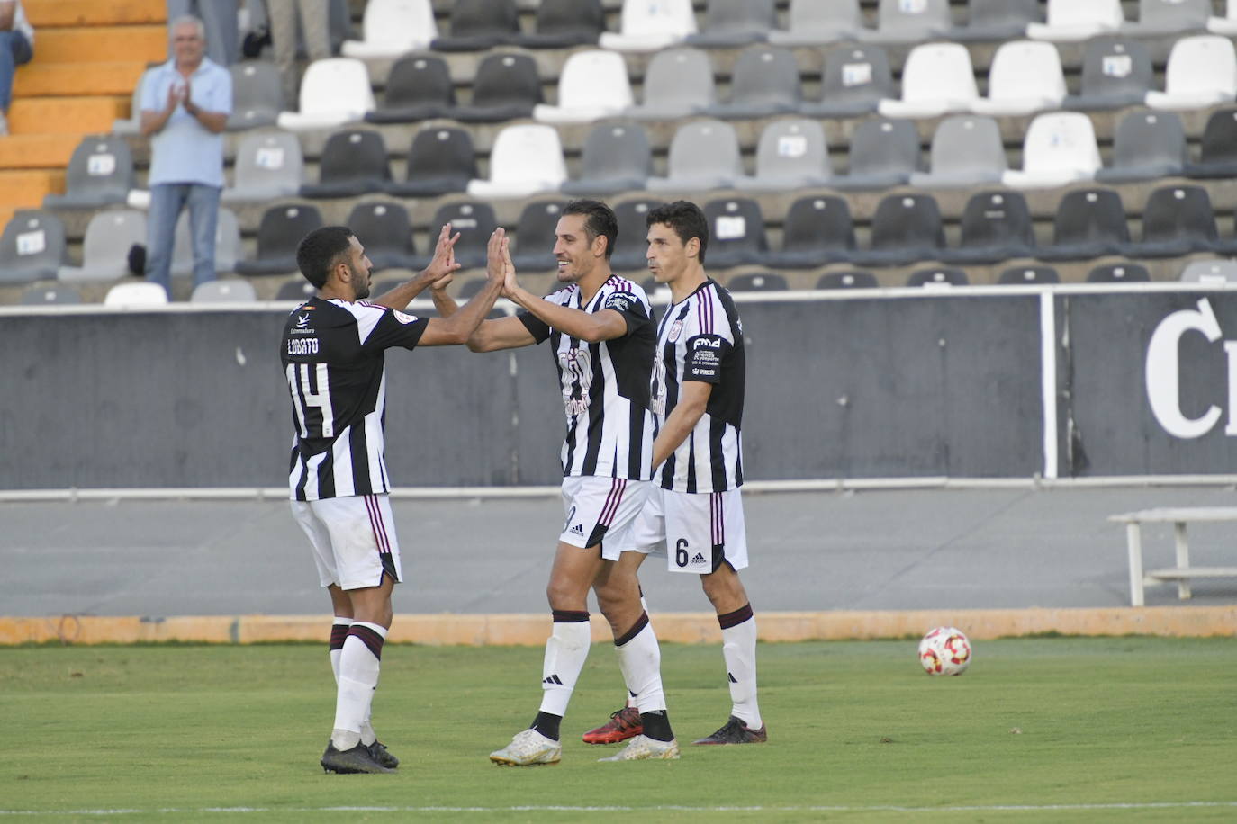 El partido del Badajoz contra Azuaga, en imágenes (I)