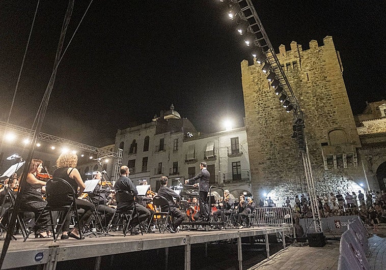 Un momento del concierto de la Orquesta de Extremadura, junto a la Torre de Bujaco.