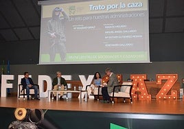 Un momento del debate en el Encuentro de Sociedades y Cazadores en Feciex