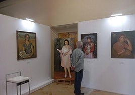 El artista ante alguna de sus obras expuestas.