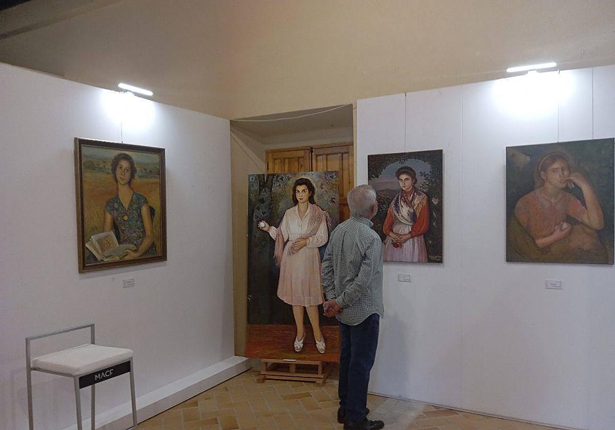 El artista ante alguna de sus obras expuestas.