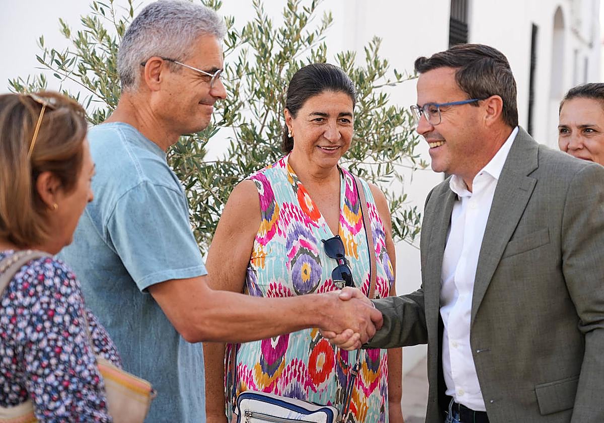El secretario general del PSOE extremeño, Miguel Ángel Gallardo, con representantes de la Plataforma en Auxilio del Hospital de la Campiña Sur