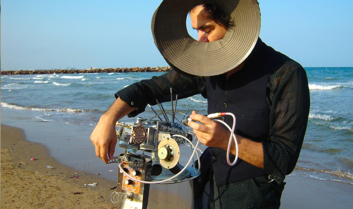 Dr. Truna durante su actuación en la playa de La Malvarrosa, en Valencia.