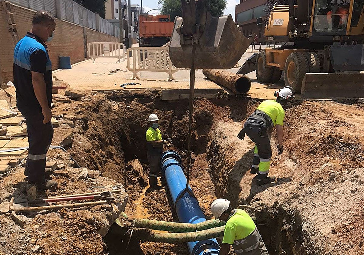 Varios operarios durante los trabajos de reparación de una tubería.