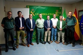 Miguel Ángel Gallardo, presidente de la Diputación de Badajoz con agentes de la Guardia Civil.