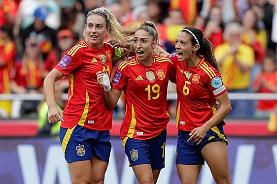 Alexia Putellas, Olga Carmona y Aitana Bonmatí celebrando un gol.