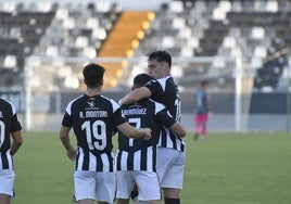 Montori y Bermu felicitan a Ginés González tras marcar el empate del Badajoz ante el Azuaga.