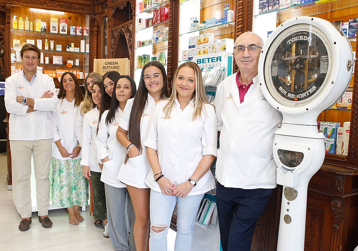 La plantilla de la farmacia de Castel, este miércoles dentro del establecimiento. A la izquierda, Pedro Hernández, el propietario.