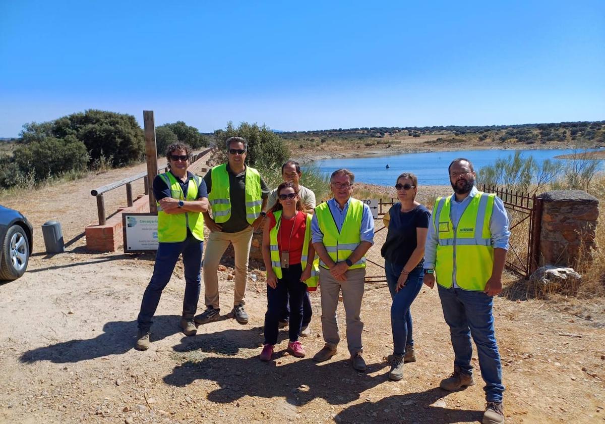 La visita de Víctor Del Moral al embalse de Carrascalejo, fuente de suministro de ambos municipios.