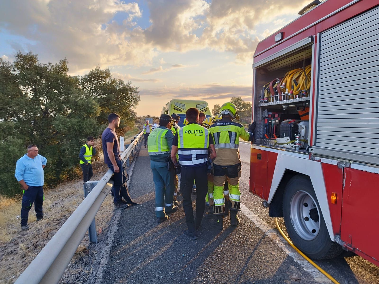 Así ha sido el choque de un camión y un autobús en la A-5