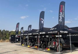 Los cuatro coches de competición holandeses desplazados a Villafranca para los test.