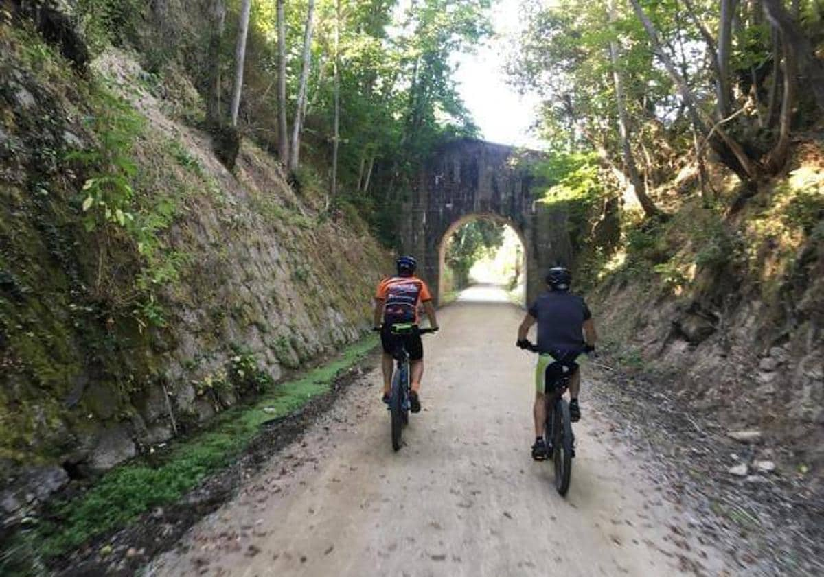 Imagen principal - Muchos ciclistas disfrutan de las vistas que ofrece la ruta en toda su extensión.