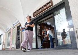 Foto de la fachada de la farmacia Castel, el jueves, último día que prestó servicio en la Plaza Mayor de Cáceres.