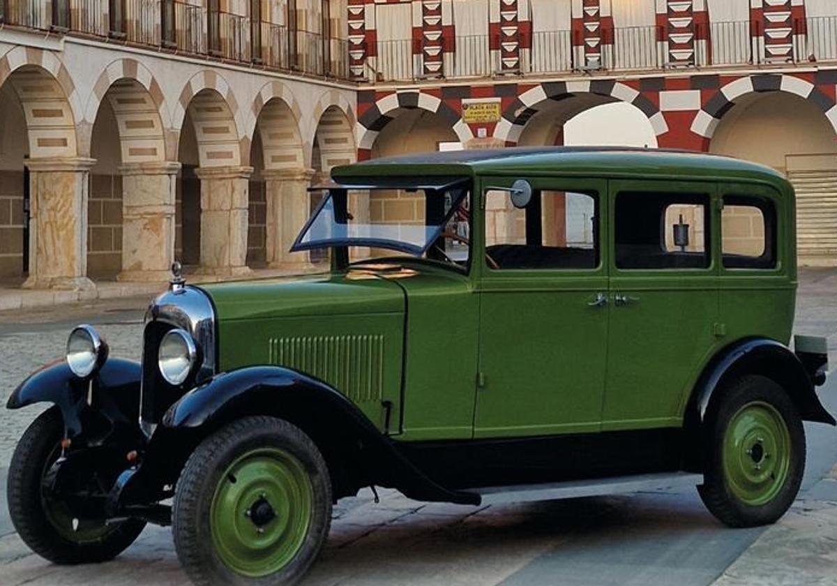 Vehículo antiguo en la Plaza Alta.