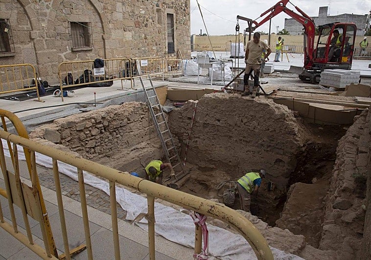 Construcción romana desenterrada en la plaza de Santa Eulalia.