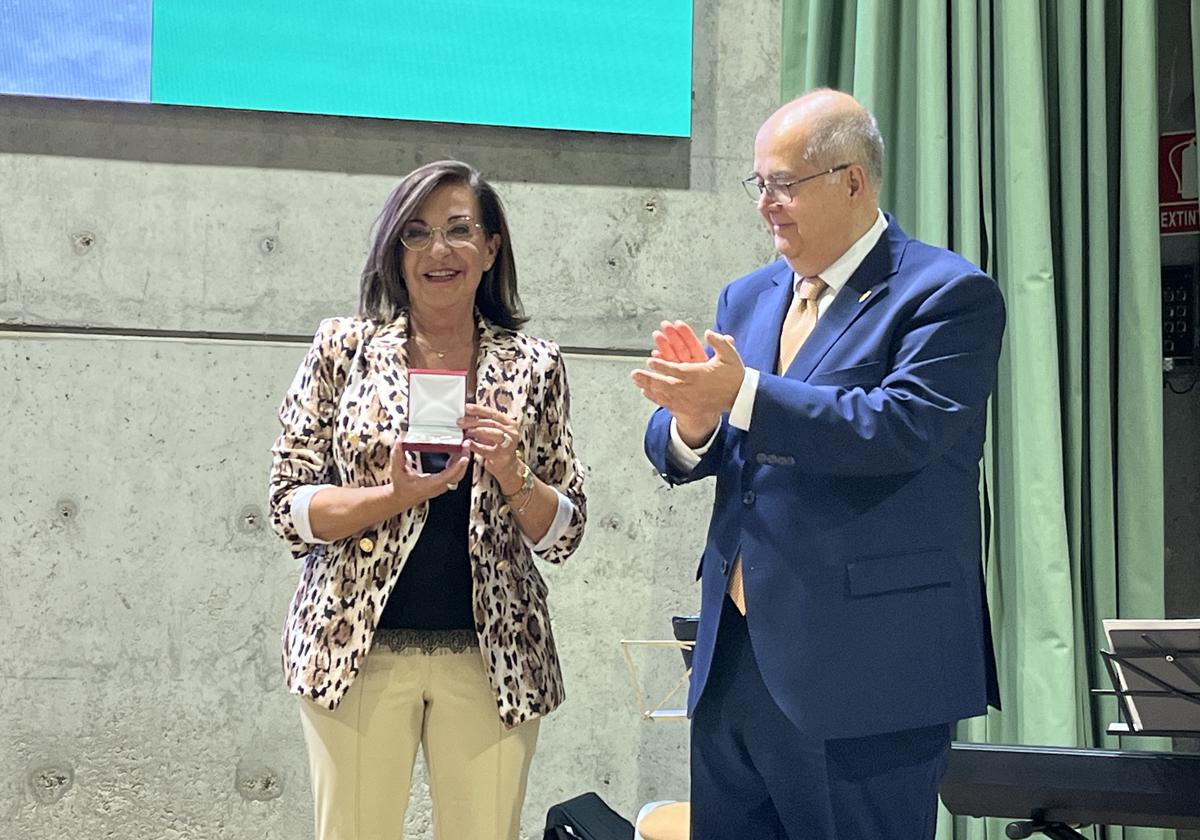 Elena Diéguez tras su pregón recibiendo las insignias de la FIG