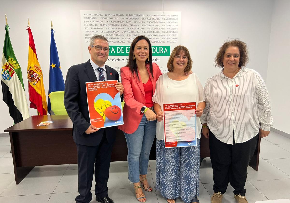 La consejera de Salud, Sara García Espada, junto a miembros de ADMO.