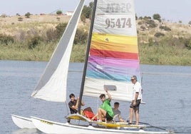 Jesús García, en la salida con su catamarán por el Guadiana de Mérida.