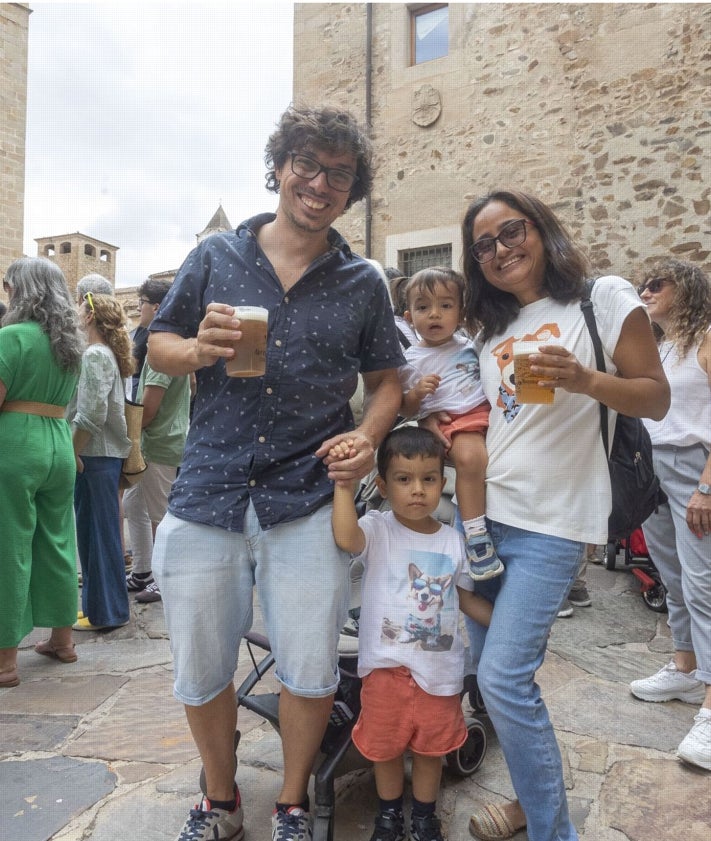 Imagen secundaria 2 - En la imagen superior, público en uno de los conciertos en Santa María. Debajo, los gaiteros al pasar por el Arco de la Estrella. Sobre estas líneas, Luis Lapresa y su pareja, Frida Sánchez, en el Irish, con sus hijos Manuel de tres años y Vera, de uno.