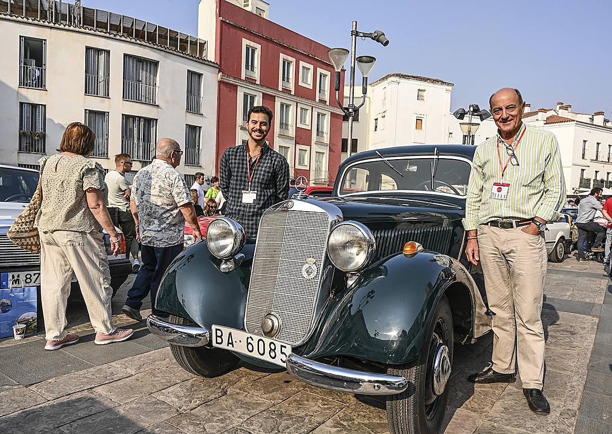 Imagen secundaria 1 - Los coches clásicos toman la Plaza Alta de Badajoz